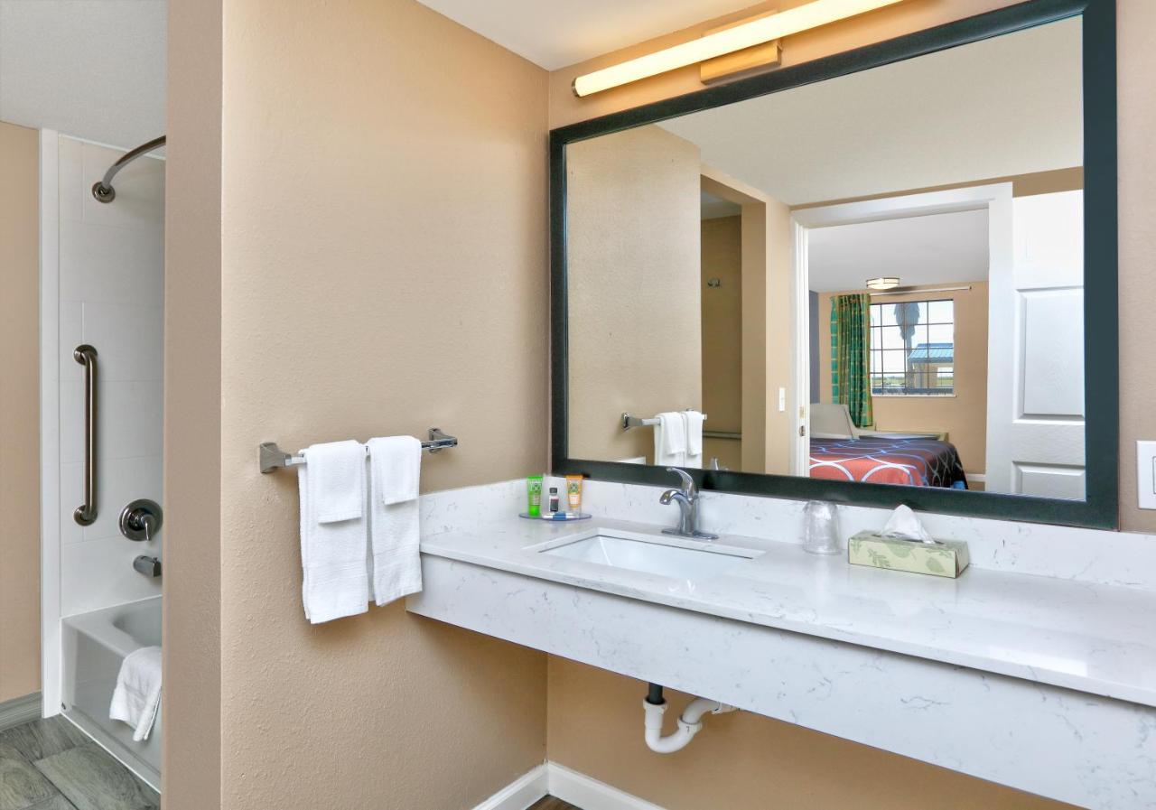 Hotel Super 8 By Wyndham Victoria - South - Hwy 59 Exteriér fotografie